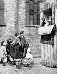 Enfants regardant un spectacle de Punch et Judy dans une rue de Londres, 1936 - Donald McLeish