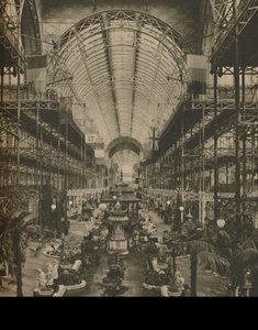 Grande salle avec ses poutres en grappe et eau ornementale, vers 1935