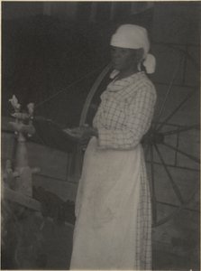 Femme à la roue à filer