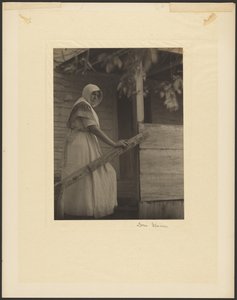 [Jeune femme montant un escalier]