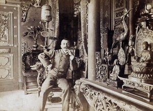Pierre Loti (1850-1923) écrivain français, chez lui à Rochefort, photo de Paul Cardon alias Dornac, vers 1892