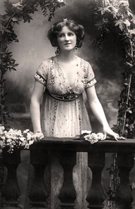Nina Sevening, actrice, années 1900
