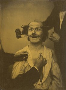 Une fausse expression incomplète de surprise agréable ou d