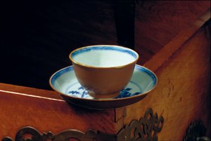 Tasse et soucoupe en faïence batave, cargaison du navire coulé "Geldermalsen", vers 1750 - Dutch School