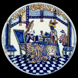 Assiette en porcelaine de Delft représentant une femme à une table servie par son serviteur noir. 1705 Sèvres, Musée National de la Céramique