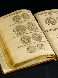 Livre de monnaie avec gravures de pièces anglaises