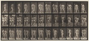 Planche 54. Marche, deux modèles/un agitant un éventail, bras dessus bras dessous