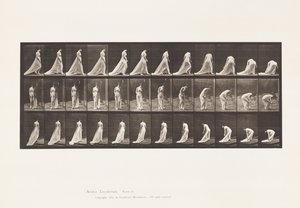 Planche 56. Marcher, tourner et se pencher pour soulever une traîne