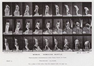 La figure humaine en mouvement : Femme, enlevant un manteau