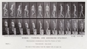 La figure humaine en mouvement : Femme, tournant et montant un escalier (photo n/b)
