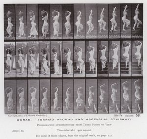 La figure humaine en mouvement : Femme, tournant et montant un escalier (photo n/b)