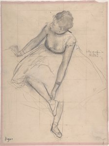 Danseuse ajustant son chausson