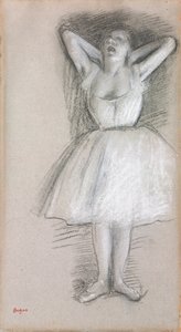 Danseuse, les bras levés et ramenés derrière la tête