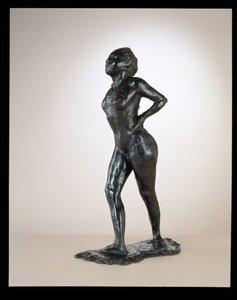 Danseur au repos, mains sur les hanches, jambe droite en avant