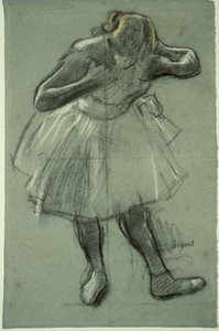 Danseuse se penchant en avant