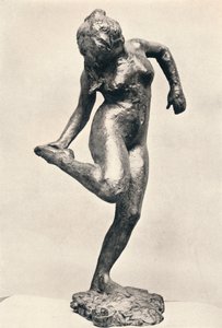Danseuse regardant la plante de son pied droit, vers 1900