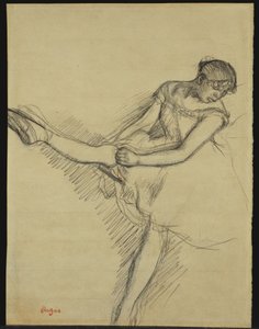 Danseuse assise, réajustant son bas, vers 1880