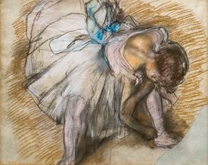 Danseuse ajustant sa chaussure