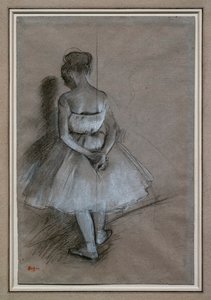 Danseuse debout, mains croisées derrière le dos