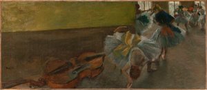 Danseuses dans la salle de répétition avec une contrebasse