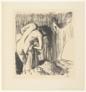 Femme se séchant après son bain et recevant des vêtements d