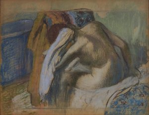 Femme se séchant les cheveux après le bain