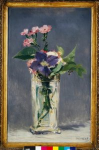 Œillets et clématite dans un vase de cristal