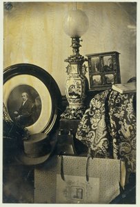 Nature morte avec portrait photographique d