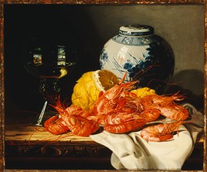 Crevettes, un citron pelé, un verre de vin et un pot de gingembre bleu et blanc sur une table drapée