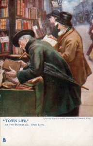 Vie urbaine : clients feuilletant un étal de livres