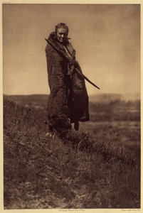 Un Brave Ours-Grizzly, Piegan. Au moins deux des sociétés de guerre Piegan (les Braves et Tous les Chiens Braves) comprenaient deux hommes connus sous le nom de Brave Ours-Grizzly. Pendant les festivités, il était de leur responsabilité de fournir de la vi