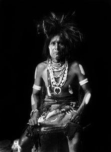 Indien Hopi, portant un Naja autour du cou, photo par Edward S. Curtis, c. 1921