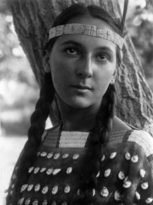 Lucille, femme Dakota, vers 1908, photo Edward S. Curtis