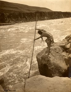 Indien Tlakluit, debout sur un rocher, pêchant à l