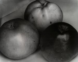 Trois pommes, France, vers 1921