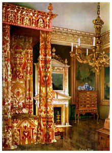 Lit de la reine Anne, commode sur un support et un candélabre en bois, 1910 - Edwin Foley