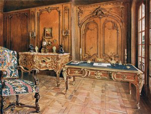 Salle lambrissée : Style français de la Régence. Chaise en chêne sculpté. Bureau en acajou monté en or moulu. Commode bombée montée en or moulu, par Charles Cressent