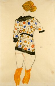 Femme debout en blouse à motifs