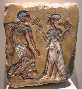 Akhenaton (règne 1353-1336 av. J.-C.) et Néfertiti (c1370 av. J.-C.-c1330 av. J.-C.) Grande Épouse Royale du pharaon égyptien Akhenaton. Relief au Musée égyptien du Altes Museum Berlin.