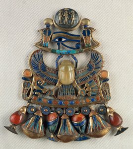 Plastron avec emblèmes solaires et lunaires, de la tombe de Toutankhamon, Thèbes, Égypte, art de l
