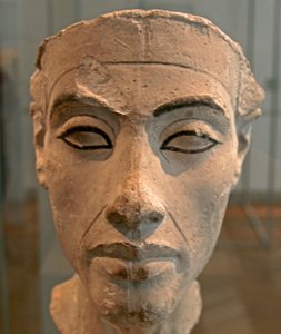 Buste de Néfertiti (c1370- c1330 av. J.-C.) Grande Épouse Royale (principale épouse) du pharaon égyptien Akhenaton. Néfertiti et son mari étaient connus pour une révolution religieuse. Ils ont commencé à adorer un seul dieu, Aton, le disque solaire. - Egyptian 18th Dynasty