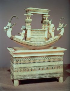 Coffre avec un bateau décoré de deux têtes d