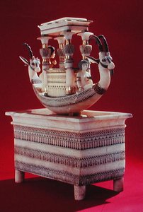 Coffre avec un bateau décoré de deux têtes d
