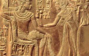 Détail du sanctuaire doré de Toutankhamon (c.1370-52 av. J.-C.) représentant la reine l