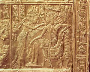Détail du petit sanctuaire de Toutankhamon représentant la reine attachant un collier autour du cou du roi, Nouvel Empire, c.1340 av. J.-C. (doré)