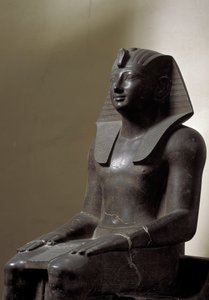 Antiquité égyptienne : sculpture en basanite représentant le pharaon Thoutmosis III. 18ème dynastie
