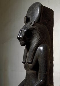Antiquité égyptienne : la déesse lionne Sekhmet couronnée du disque solaire. Statue en granit noir. 1540-1295 av. J.-C.