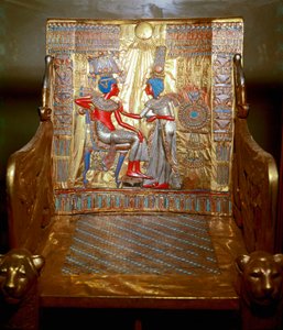 Antiquités égyptiennes : un trône en bois doré et peint de Toutânkhamon faisant partie du trésor du pharaon. Représentation de la reine Ânkhésenamon massant avec de l
