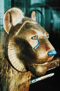 Tête de lit funéraire en forme de lion, du tombeau de Toutankhamon (c.1370-1352 av. J.-C.) Nouveau Royaume