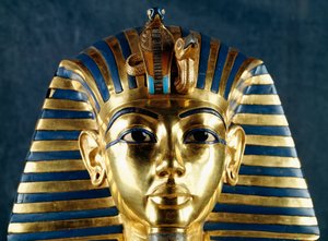 Masque funéraire de Toutankhamon, or battu, céramique et pierres semi-précieuses, de la tombe du pharaon, Thèbes, Égypte, détail, art de l